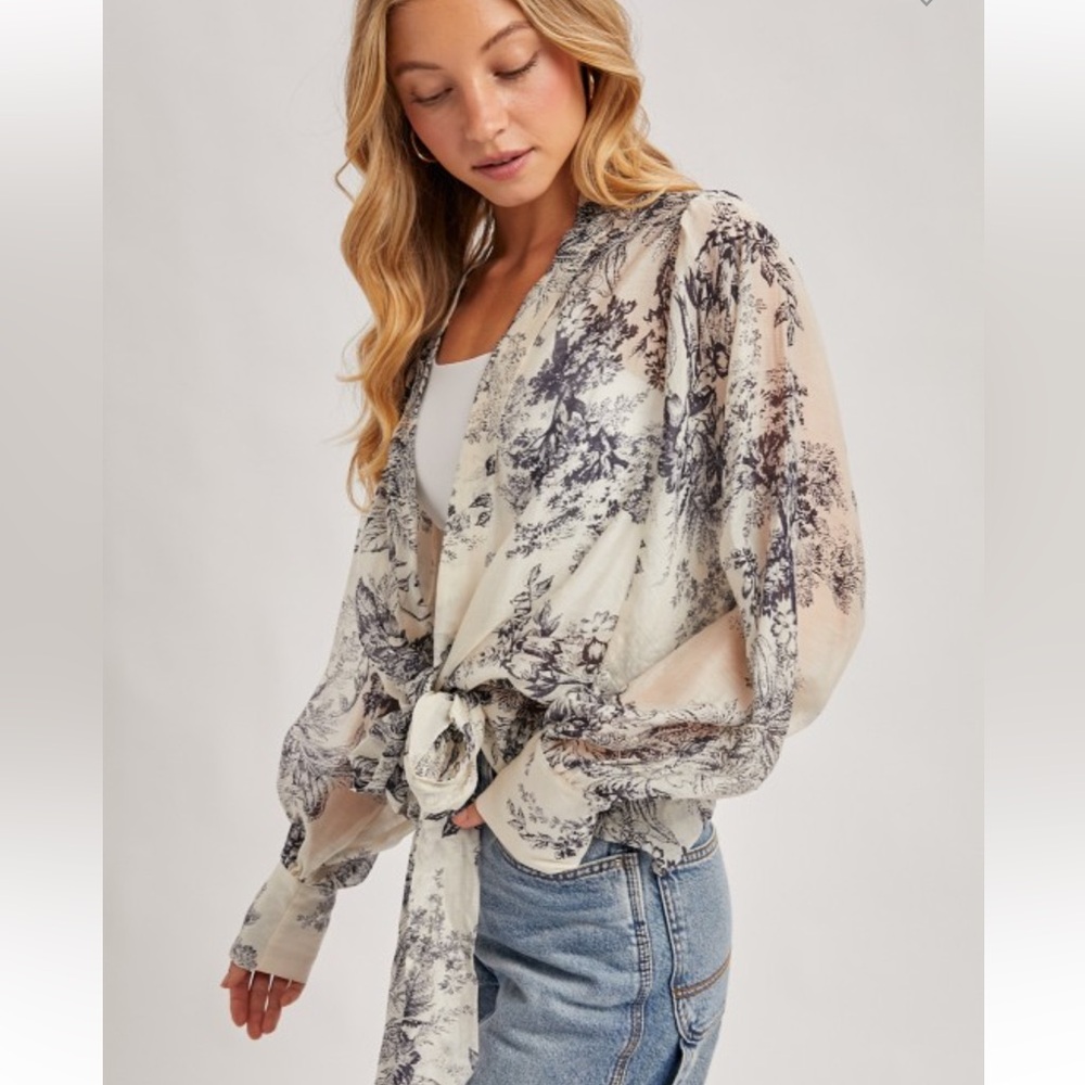 NWT BLUIVY OVERSIZED FRONT TIE WRAP TOP     S/M. M/L